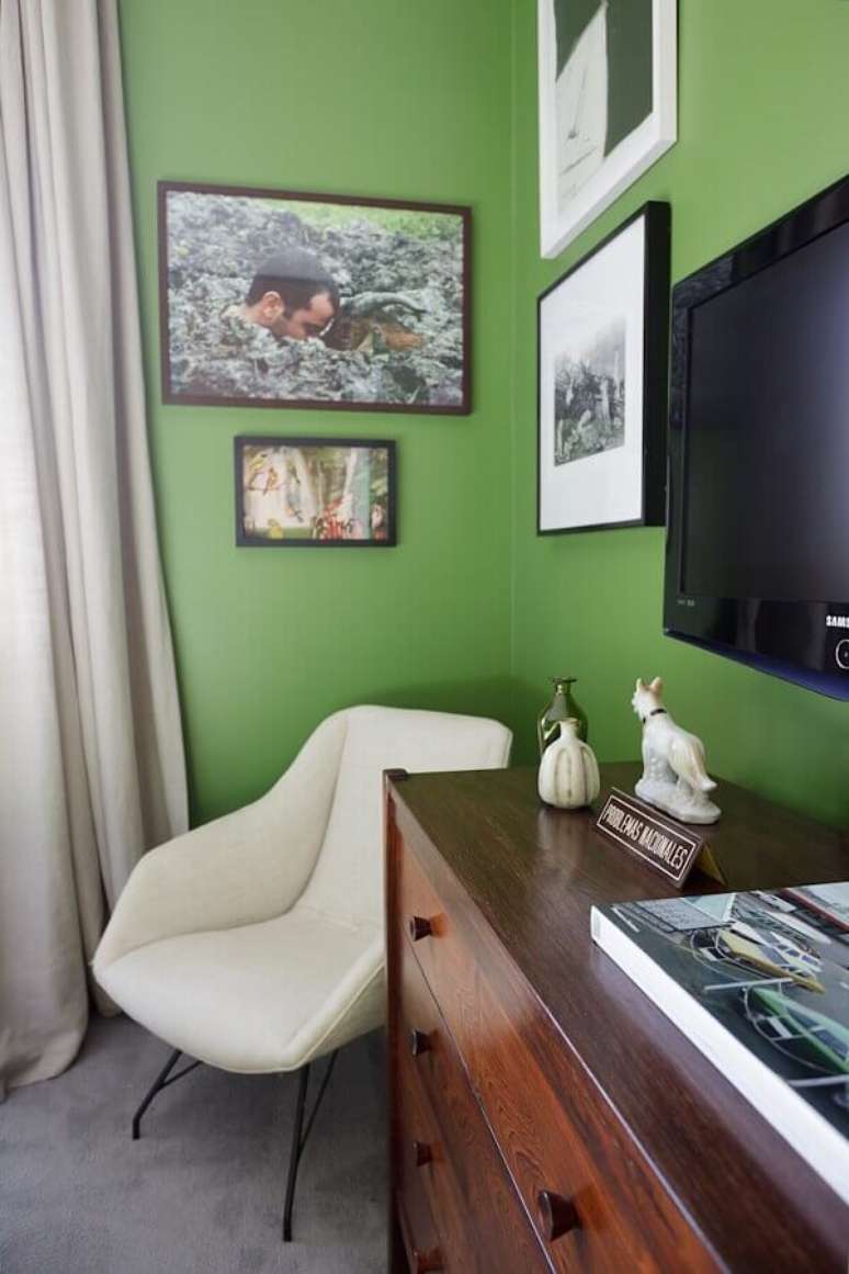 7. Decoração de quarto com parede cor verde oliva e cômoda de madeira – Foto Maurício Arruda