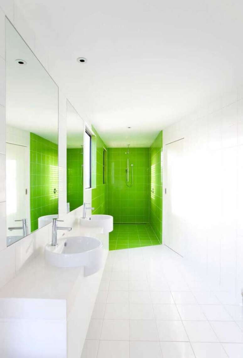 8. Banheiro branco decorado com revestimento cor verde limão na área do box – Foto Pinterest