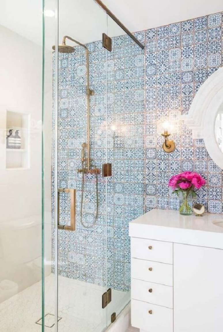 61. A bancada branca traz neutralidade para o banheiro com azulejos portugueses antigos. Fonte: Pinterest