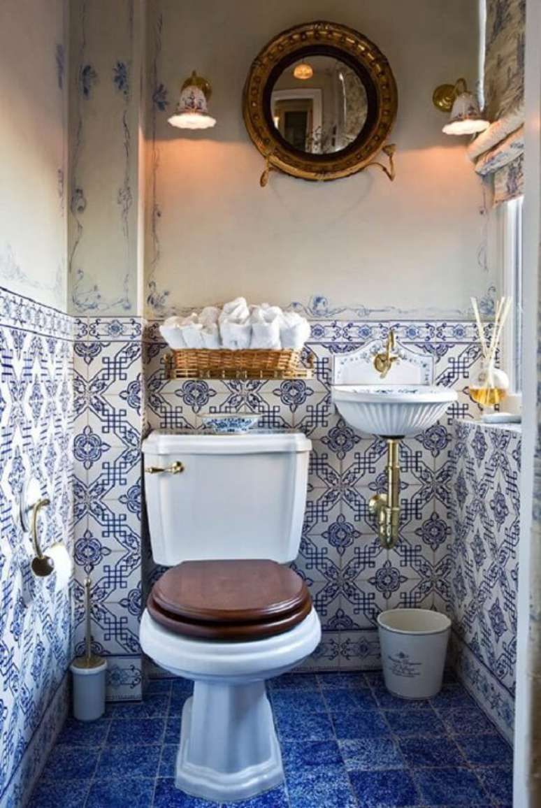 59. Arabescos azuis pintados na parede combinam com o azulejo antigo português. Fonte: Pinterest