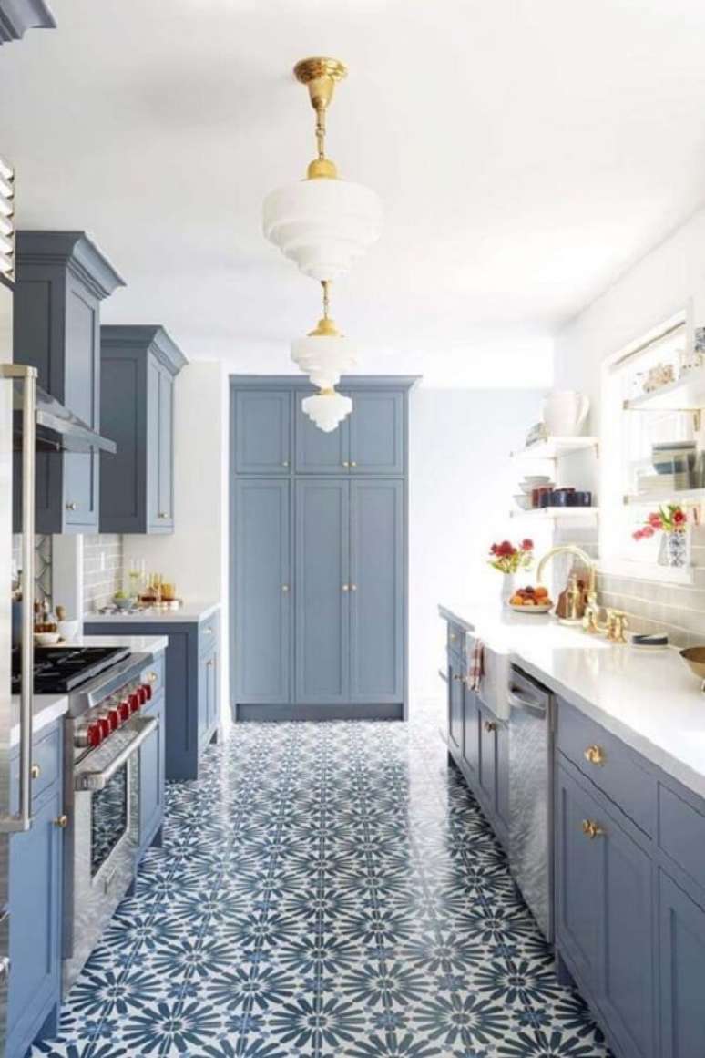 4. Azulejo antigo português no chão e móveis em tom azul suave decoram a cozinha. Fonte: Pinterest