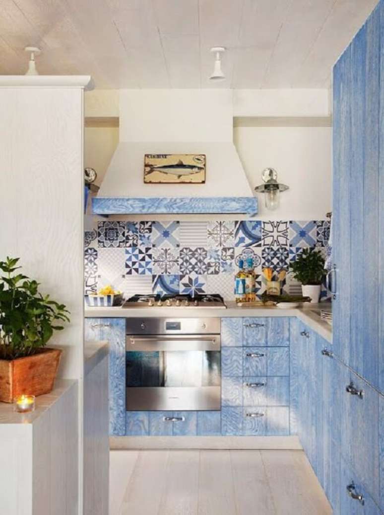57. Azulejo antigo cozinha com nuances de azul que se conectam com os demais móveis do cômodo. Fonte: Revista Viva Decora