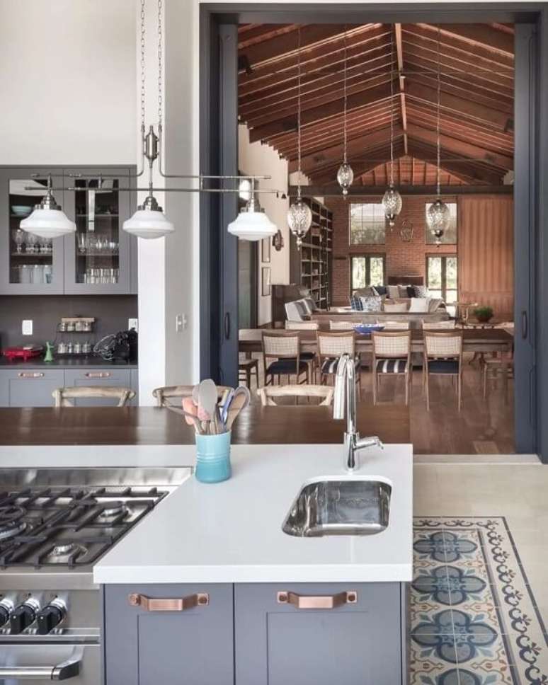 58. Azulejo antigo cozinha incrementa o espaço com primor. Fonte: Fernanda Dabbur Arquitetura