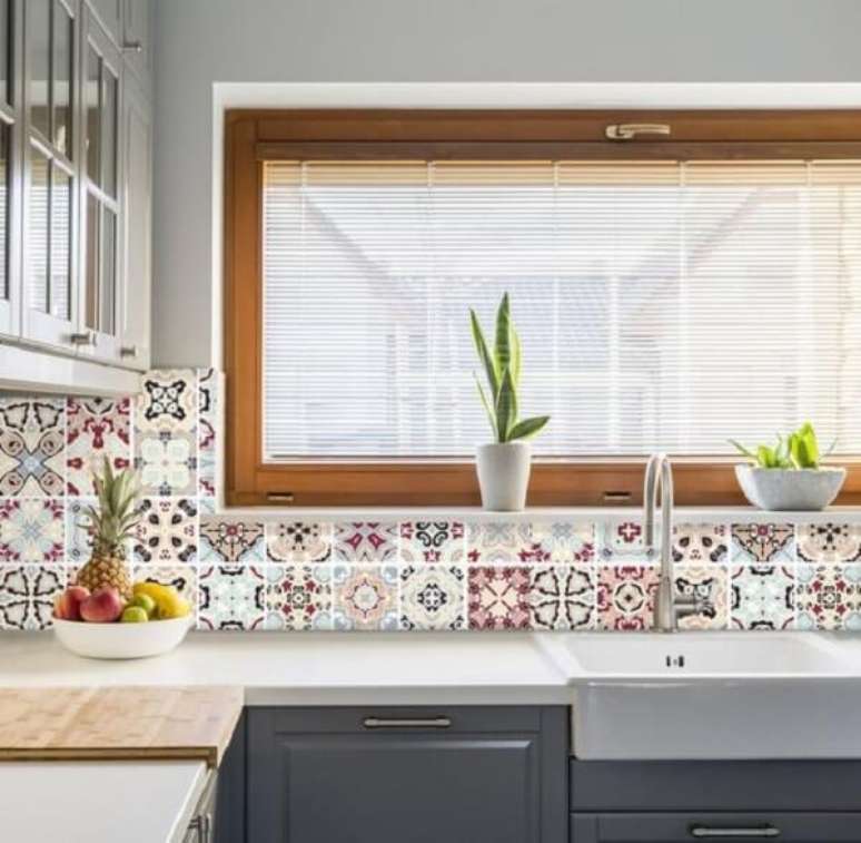 3. Azulejos antigos com diferentes estampas em tons de vinho, azule bege decoram a cozinha. Fonte: Arkpad