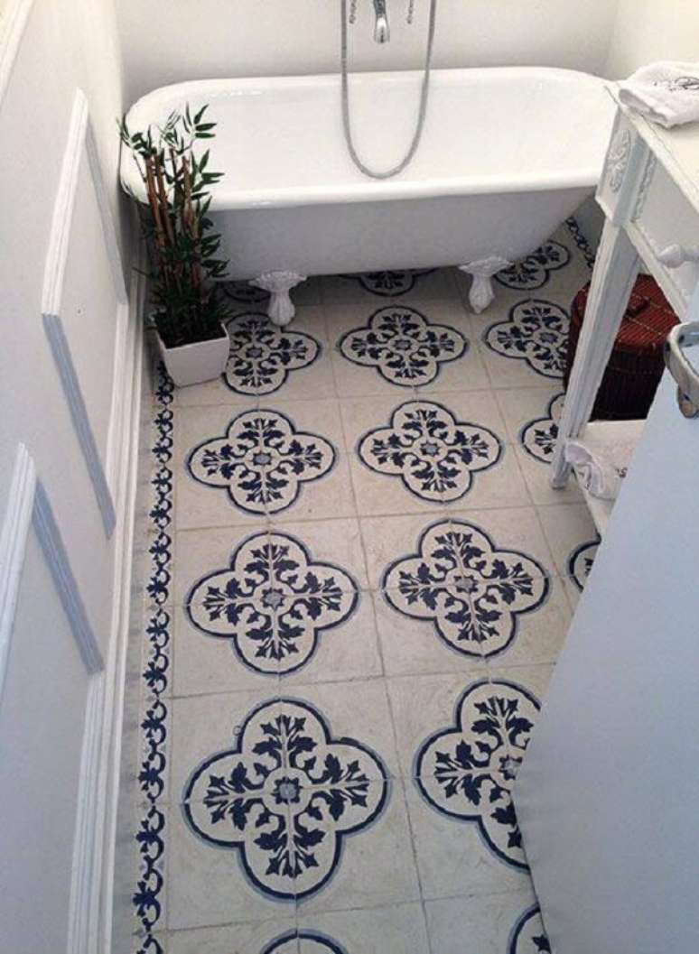 55. Azulejos antigos para banheiro decoram o piso do ambiente. Fonte: Dalle Piagge