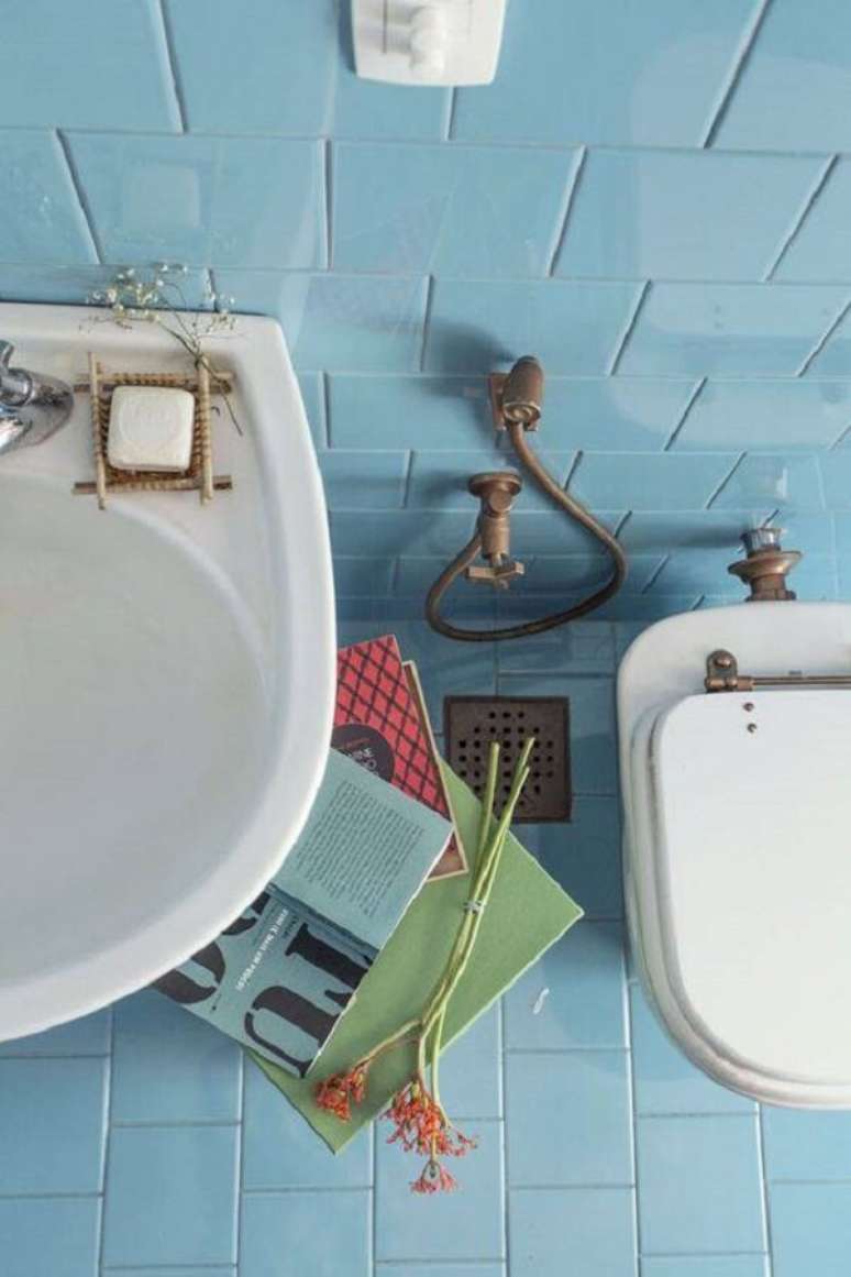 56. Azulejos antigos para banheiro em tom azul traz cor para o espaço. Fonte: Pinterest