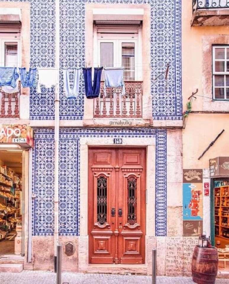 53. Azulejos antigos revestem a fachada do imóvel. Fonte: Pinterest