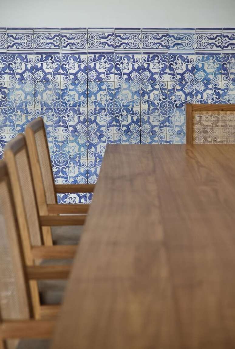 7. Azulejos portugueses antigos decoram a parede da sala de jantar. Fonte: Gisele Taranto