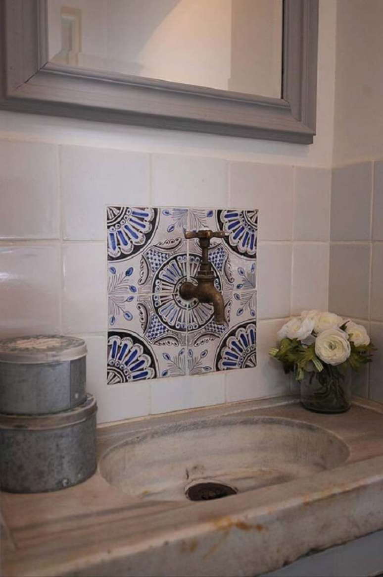 50. Azulejos portugueses antigos trazem um detalhe inusitado na torneira do ambiente. Fonte: Pinterest