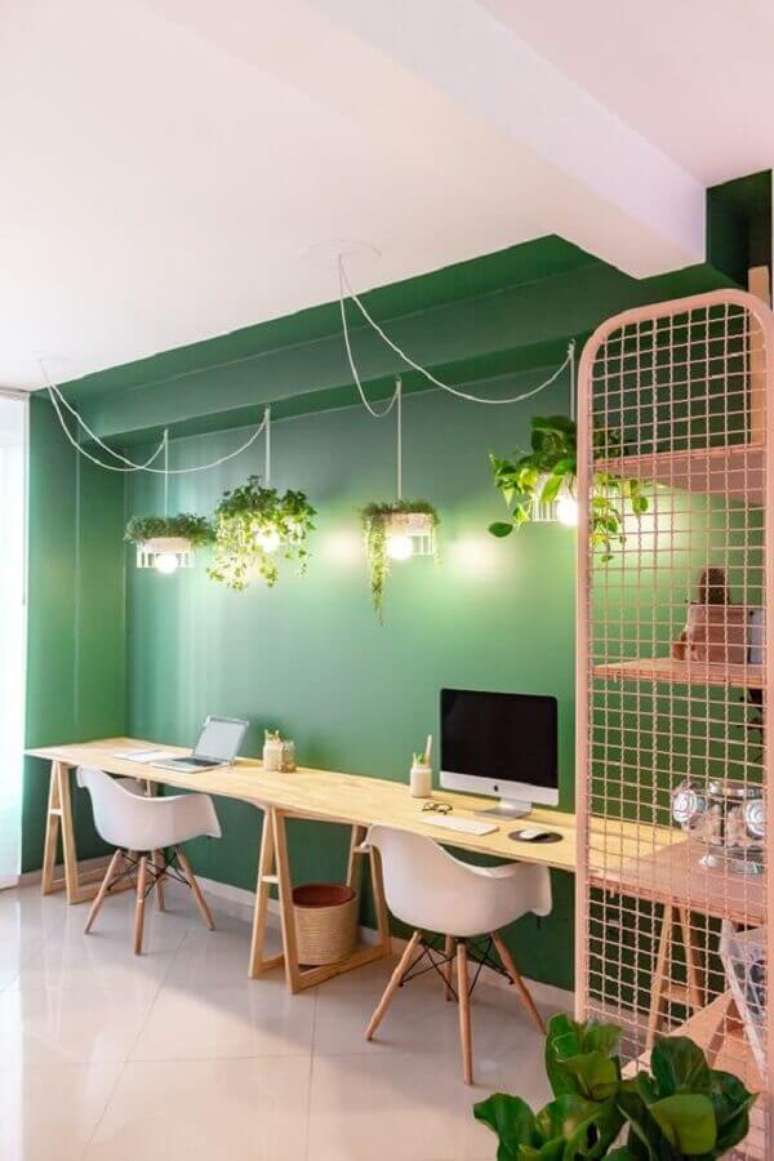 55. Bancada de madeira para home office simples decorado com parede cor verde – Foto Jeito de Casa