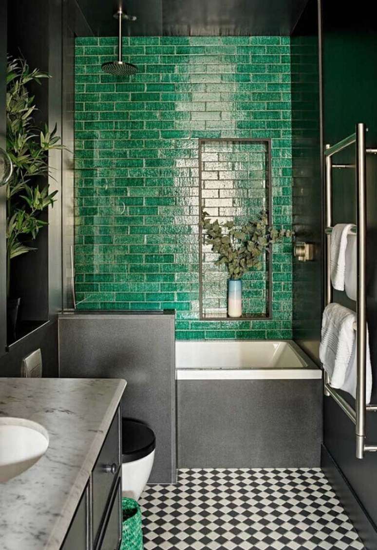 56. Banheiro cinza moderno decorado com revestimento na cor verde escuro – Foto Archidea