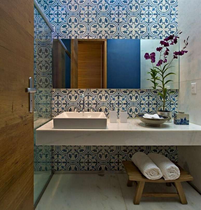 47. Banheiro com azulejo antigo e bancada branca. Projeto por David Guerra