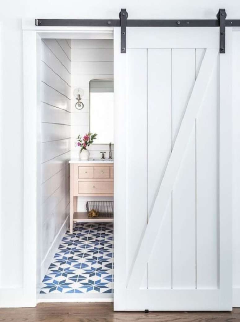 48. Banheiro com azulejo antigo e porta de correr. Fonte: Revista Viva Decora 2