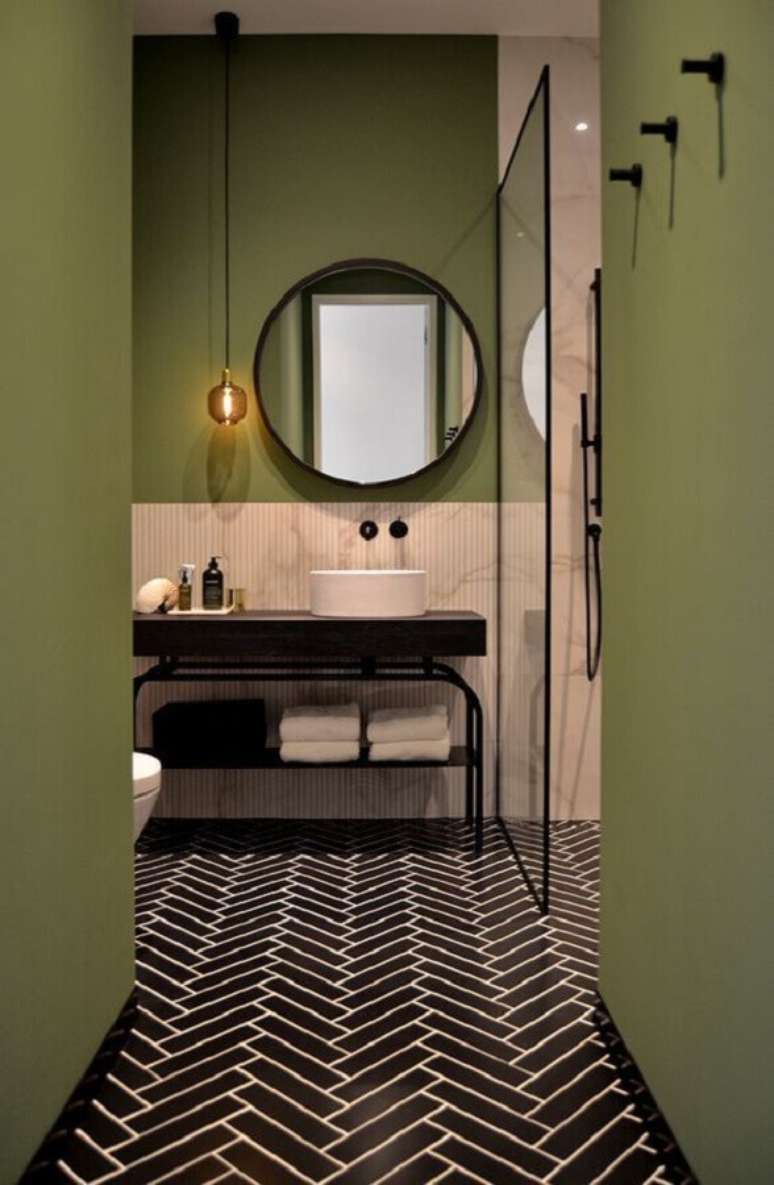 57. Banheiro moderno decorado com espelho redondo e parede cor verde oliva – Foto Arkpad