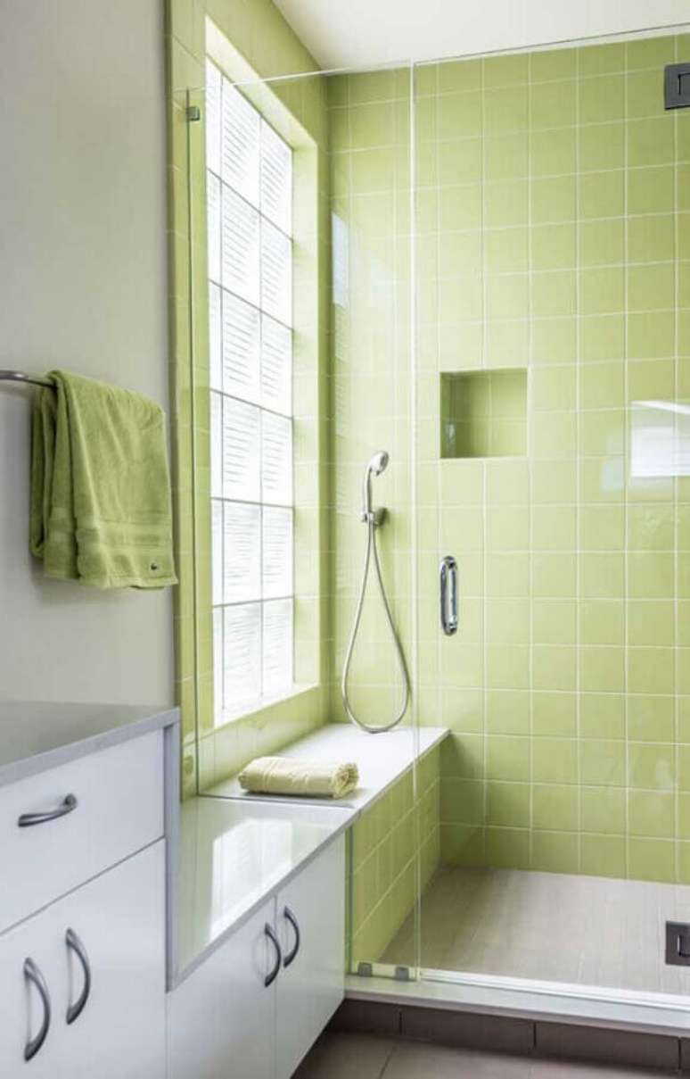 58. Banheiro simples decorado com revestimento na cor verde claro – Foto Home Fashion Trend