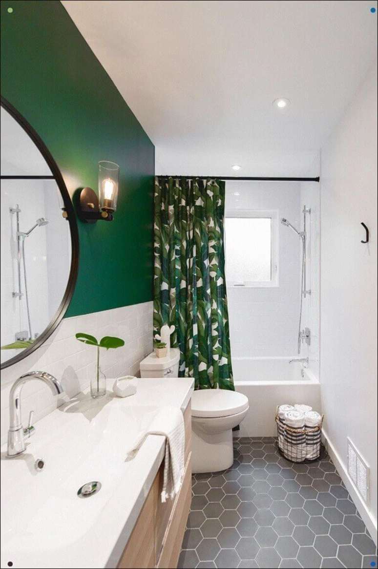 63. Cor verde escuro para parede de banheiro pequeno decorado com piso hexagonal – Foto Pinterest