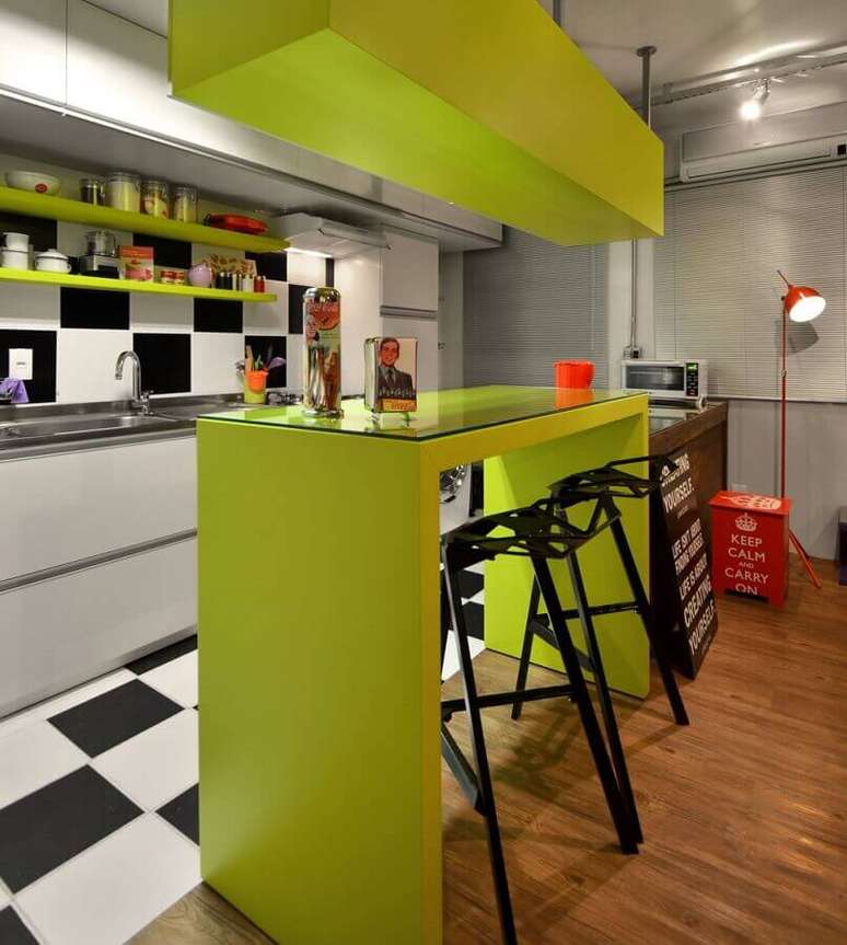 64. Cor verde limão para cozinha moderna decorada com piso xadrez branco e preto – Foto Casa de Valentina