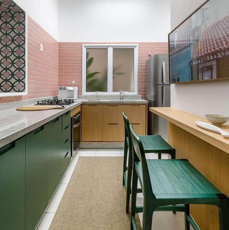 65. Cor verde musgo para armário de cozinha decorada com revestimento cor de rosa – Foto Andrea Murão