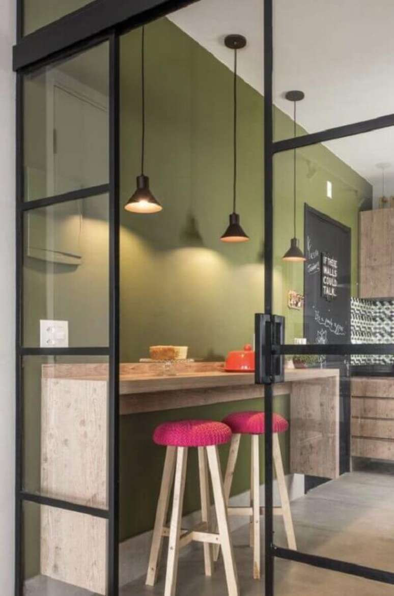 67. Cor verde oliva para parede de cozinha decorada com bancada de madeira – Foto Decostore