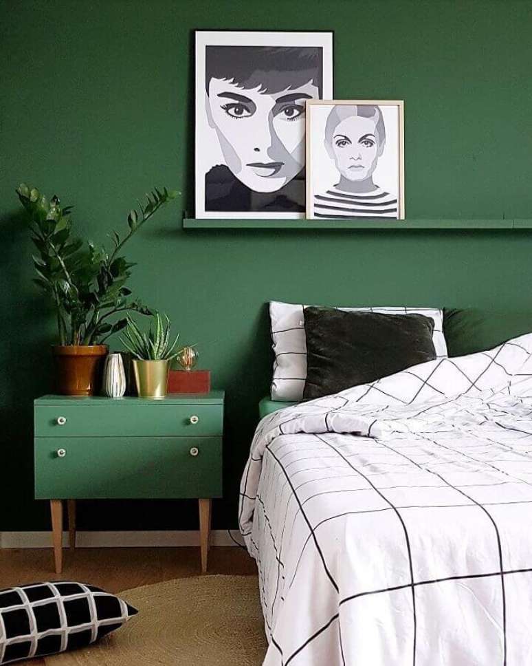 70. Cor verde para quarto de casal decorado com vasos de plantas – Foto Dicas Decor
