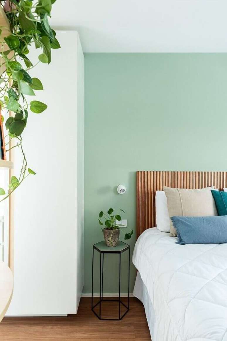 71. Cor verde pastel para parede de quarto decorado com cabeceira de madeira – Foto Estúdio Minka
