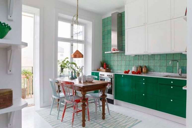 21. Cozinha branca decorada com revestimento e gabinete na cor verde escuro – Foto Pinterest
