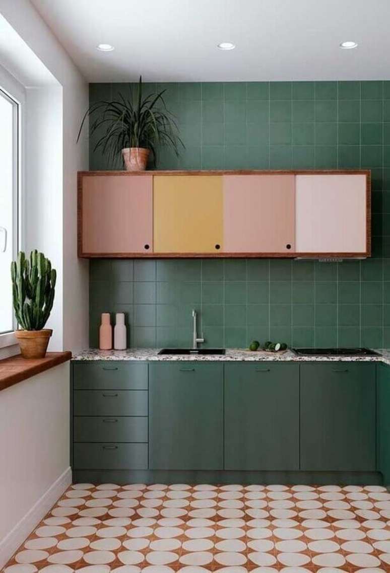 22. Cozinha cor verde escuro decorada com arm&aacute;rio a&eacute;reo colorido -Foto Pinterest