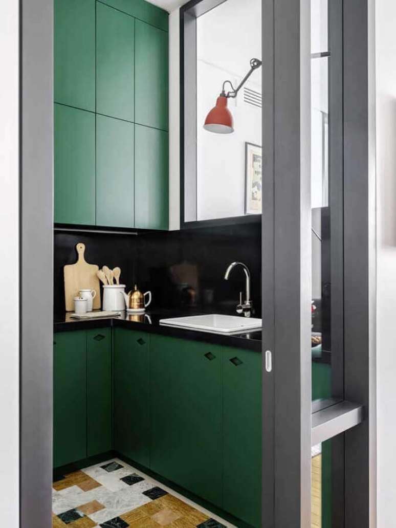 23. Cozinha pequena decorada com armários na cor verde escuro -Foto Behance