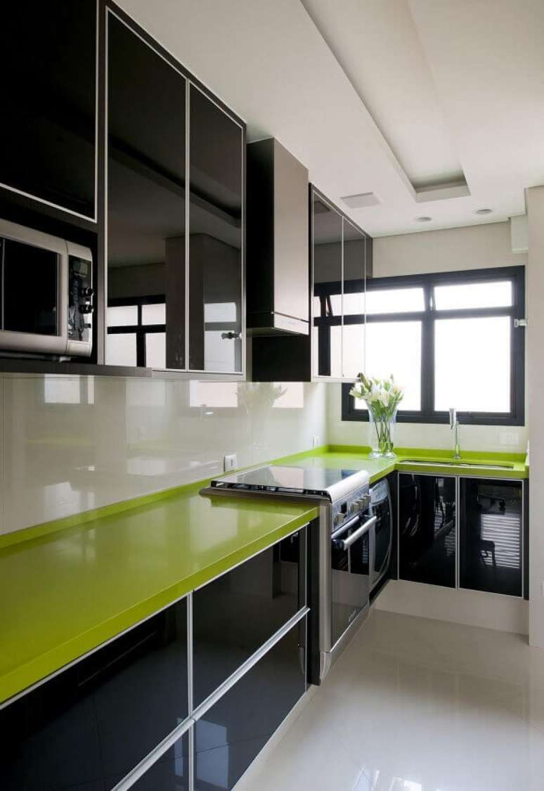 24. Cozinha preta e branca decorada com bancada na cor verde limão – Foto Webcomunica