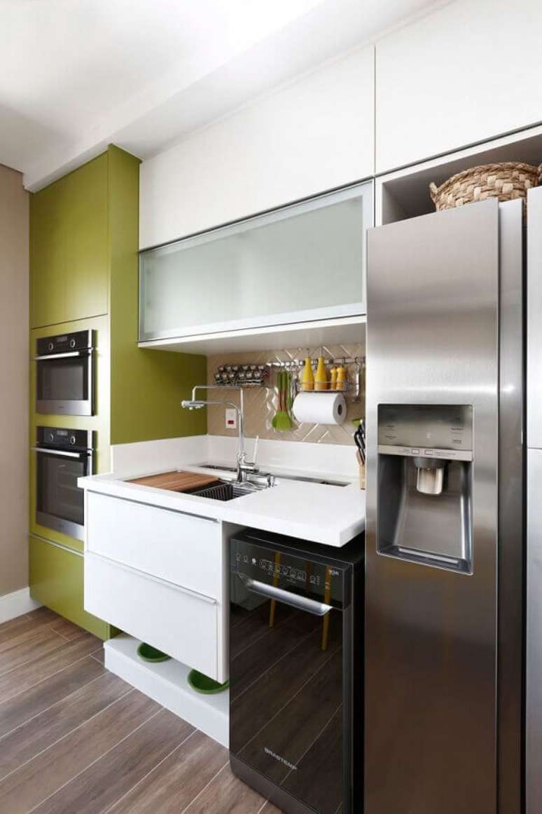 27. Decoração de cozinha pequena com torre quente planejada na cor verde musgo – Foto Futurist Architecture