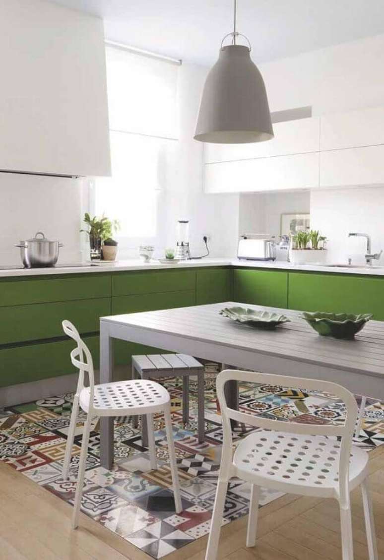28. Decoração de cozinha planejada branca com piso antigo e armários na cor verde musgo – Foto Apartment Therapy