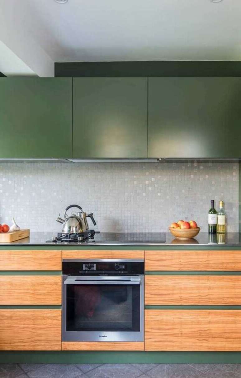 30. Decoração de cozinha planejada com armário na cor verde musgo com portas de madeira – Foto Pinterest