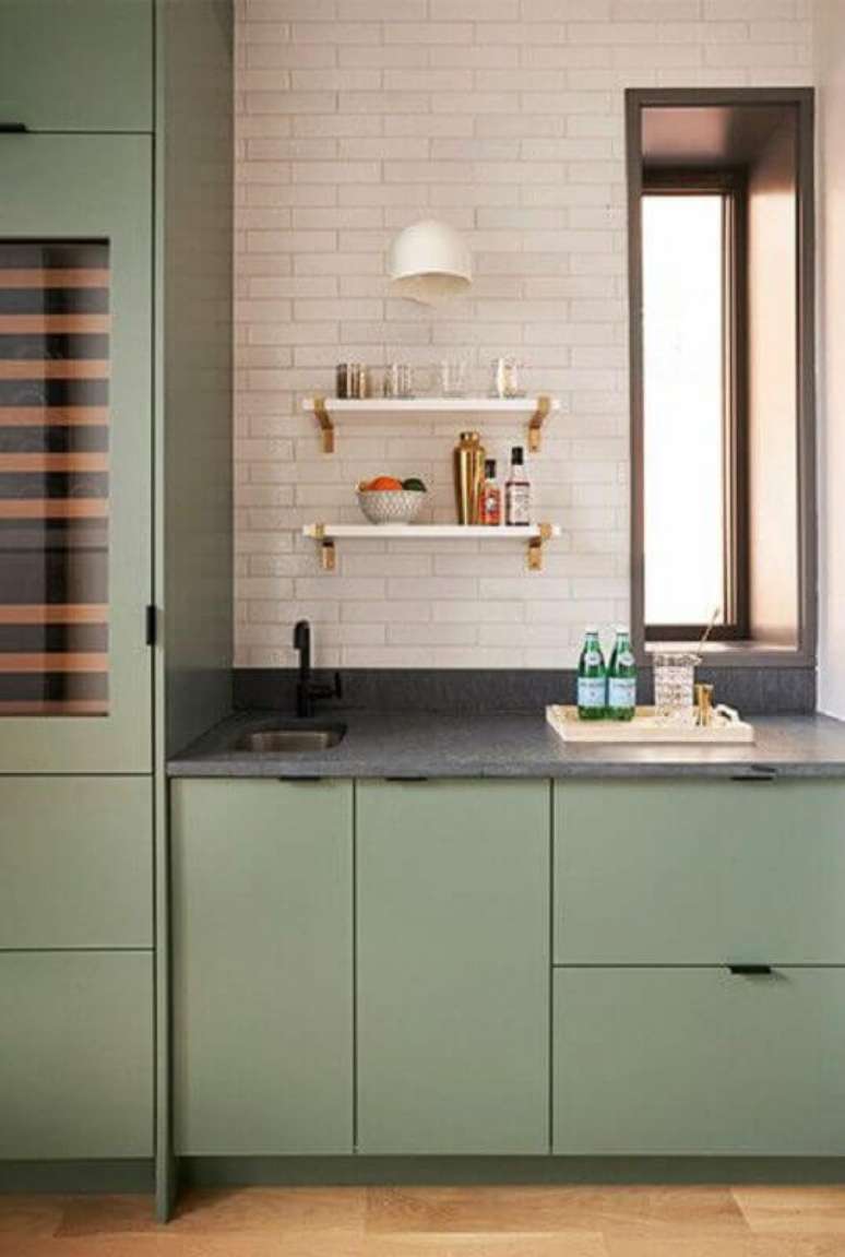 29. Decoração de cozinha planejada com armário na cor verde musgo – Foto Lonny Magazine