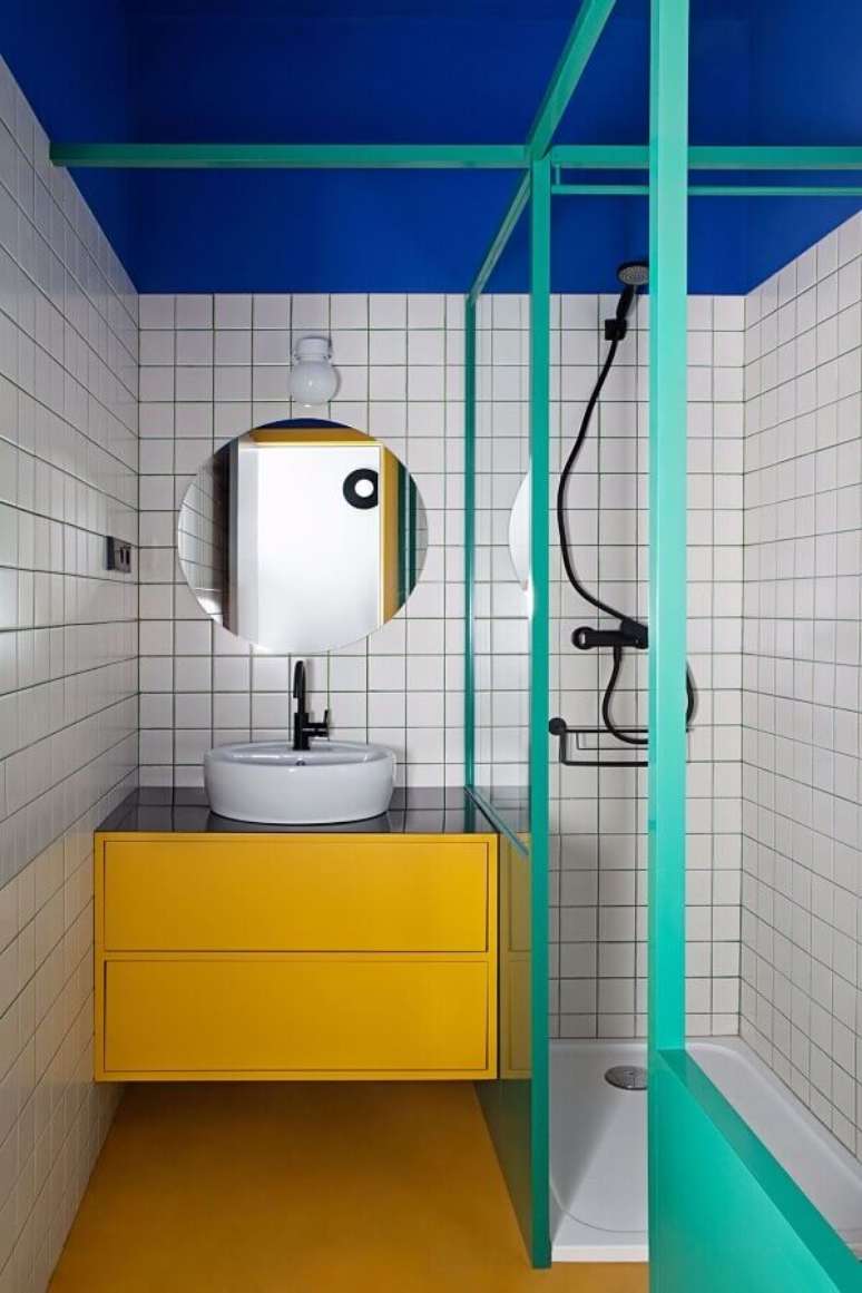 72. Decoração moderna para banheiro pequeno com gabinete amarelo e box cor verde água – Foto Hardecor