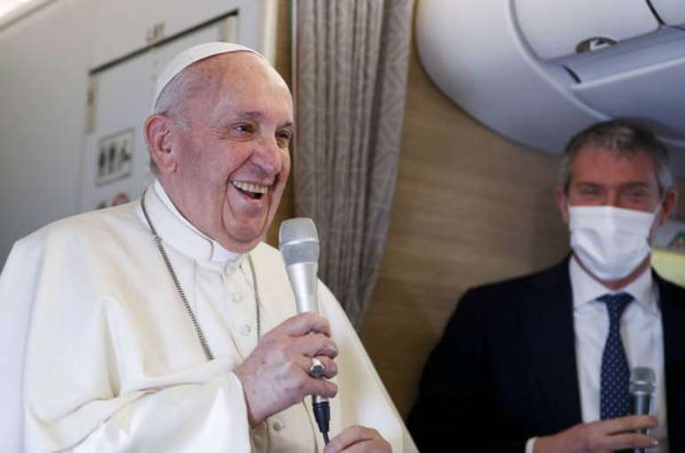 Papa Francisco conversou com jornalistas e falou sobre a importância das mulheres