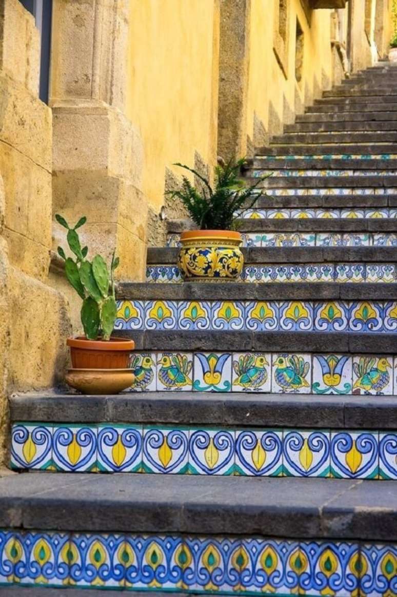 41. Escadaria decorada com azulejos antigos coloridos. Fonte: Pinterest