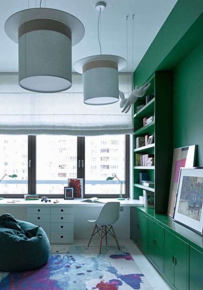 36. Home office decorado na cor verde escuro e branco – Foto Home Fashion Trend