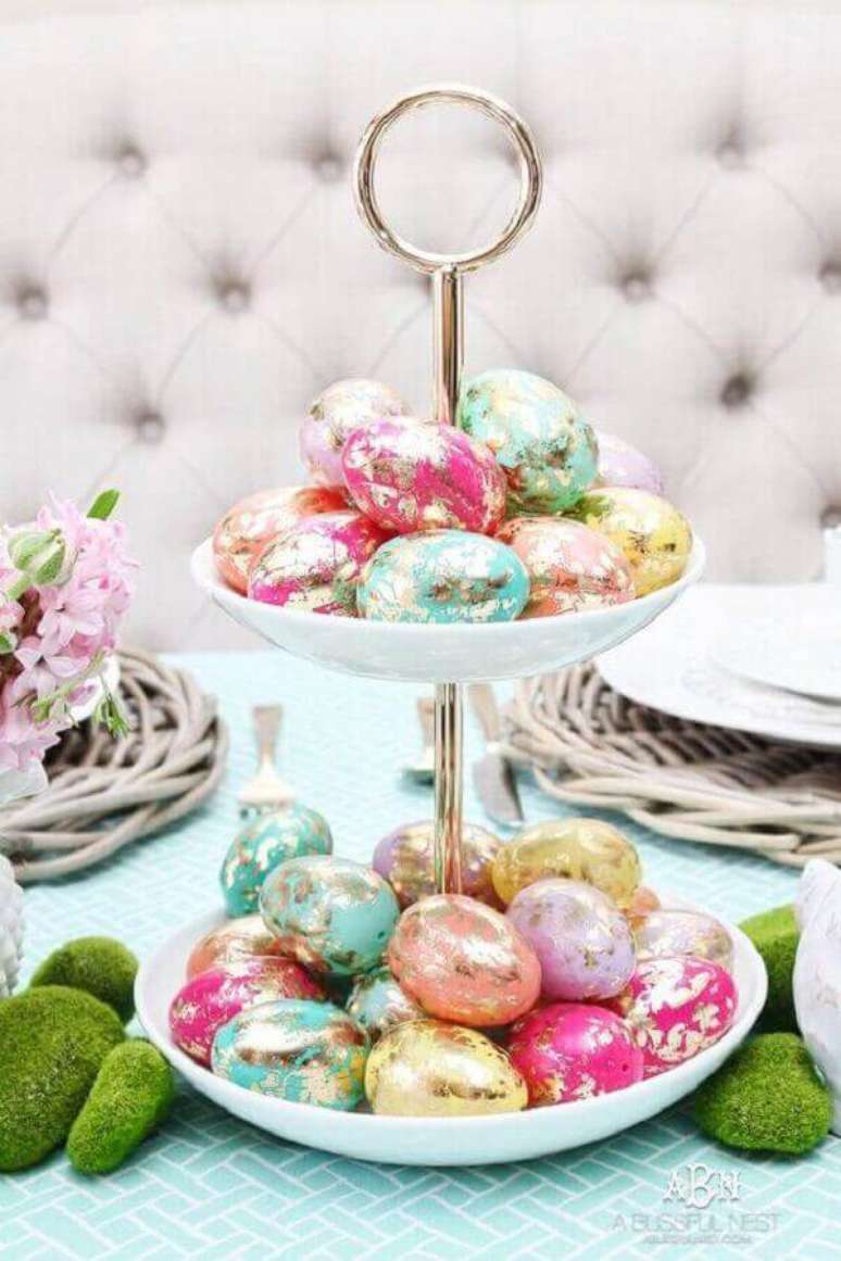 46. Ideias para páscoa decorada com vários ovos de chocolates com embalagem colorida – Foto: Pinosy