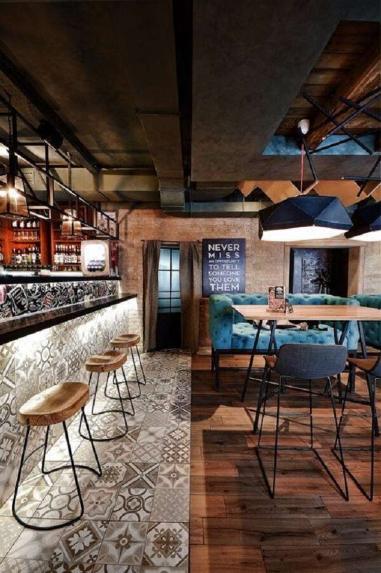 28. O azulejo antigo bege se conecta com a decora&ccedil;&atilde;o industrial. Fonte: Revista Viva Decora