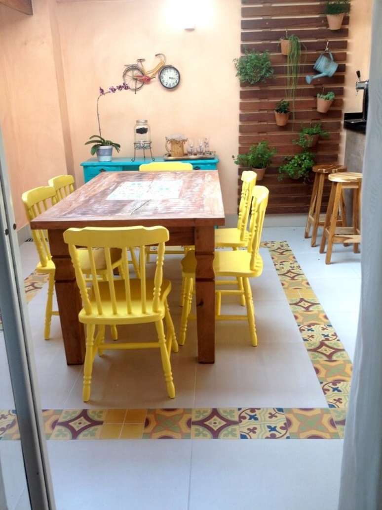 30. O azulejo antigo colorido delimita a área da mesa de jantar. Projeto por Káthia Pimmenta