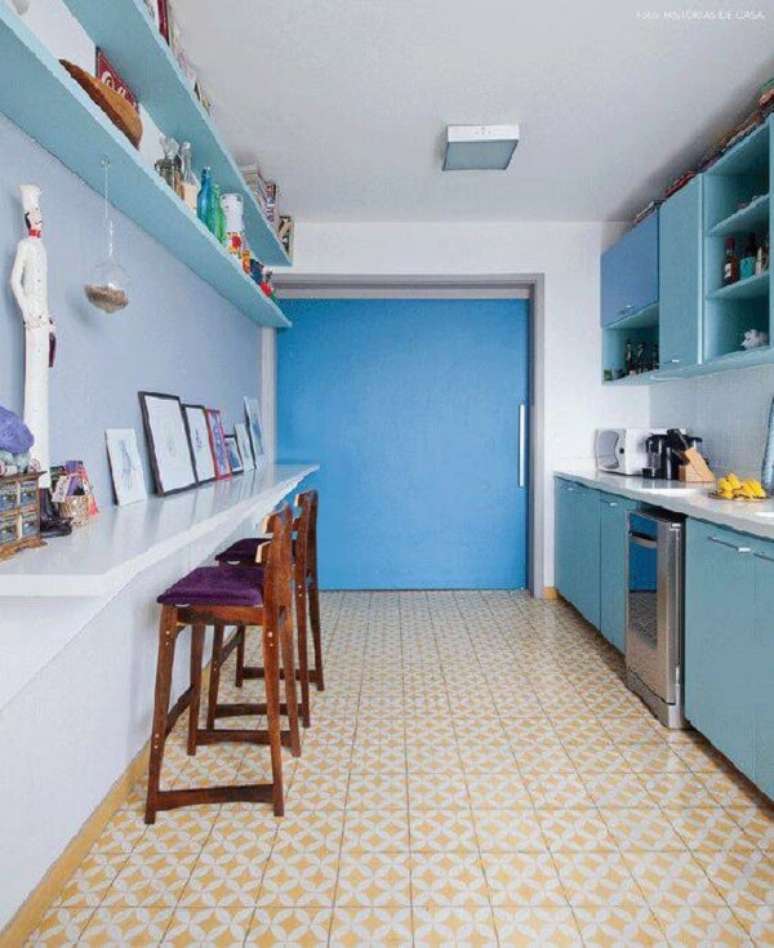 27. O azulejo antigo cozinha em tom amarelo ilumina a decoração do espaço. Fonte: Histórias de Casa