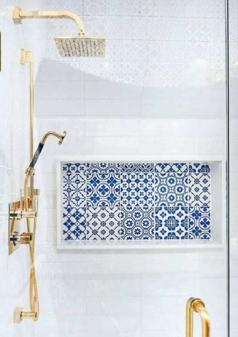 6. O azulejo antigo dentro do box trouxe um toque elegante para a decora&ccedil;&atilde;o. Fonte: Pinterest
