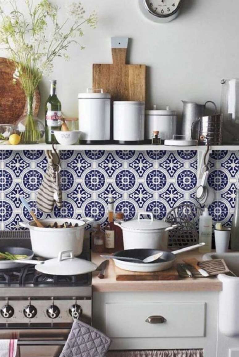 9. O azulejo antigo português foi usado apenas na faixa principal da pia. Fonte: Pinterest