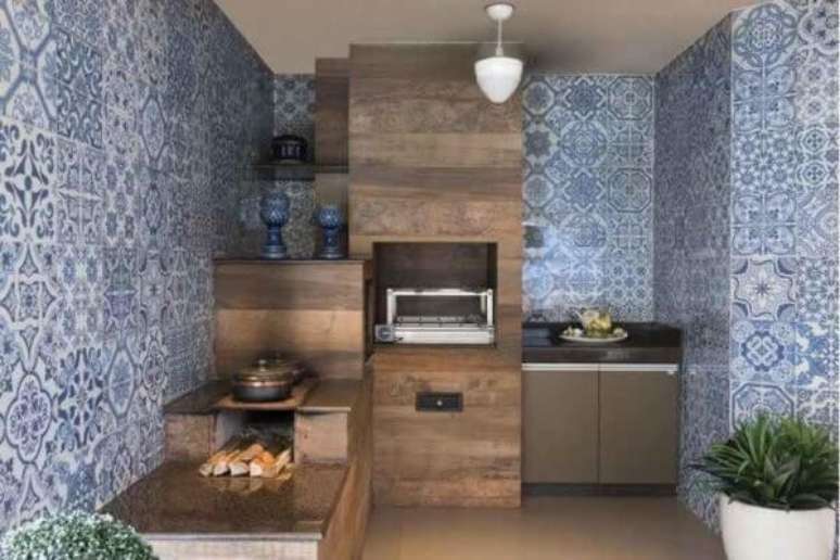 22. O azulejo antigo reveste toda a parede dessa &aacute;rea gourmet. Fonte: Arkpad