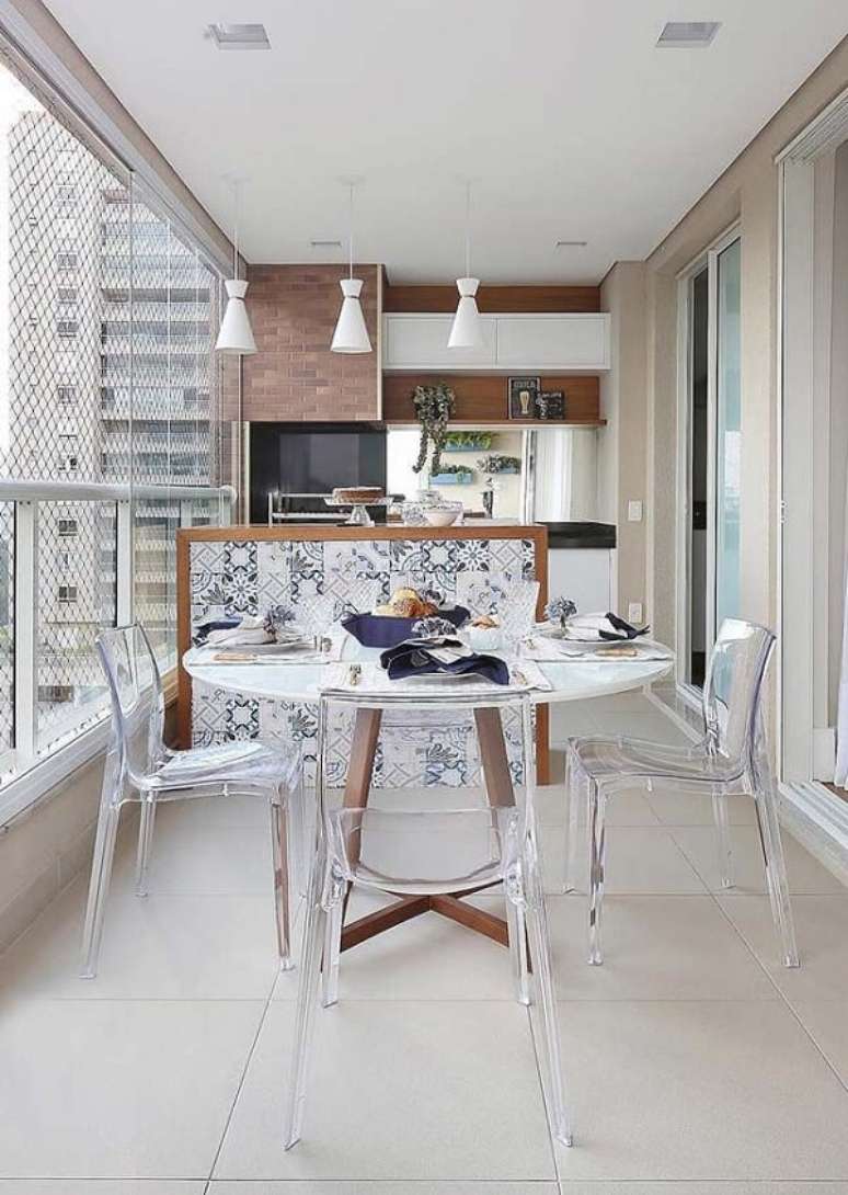 20. O azulejo antigo se destaca no acabamento da bancada dessa &aacute;rea gourmet. Fonte: Arkpad