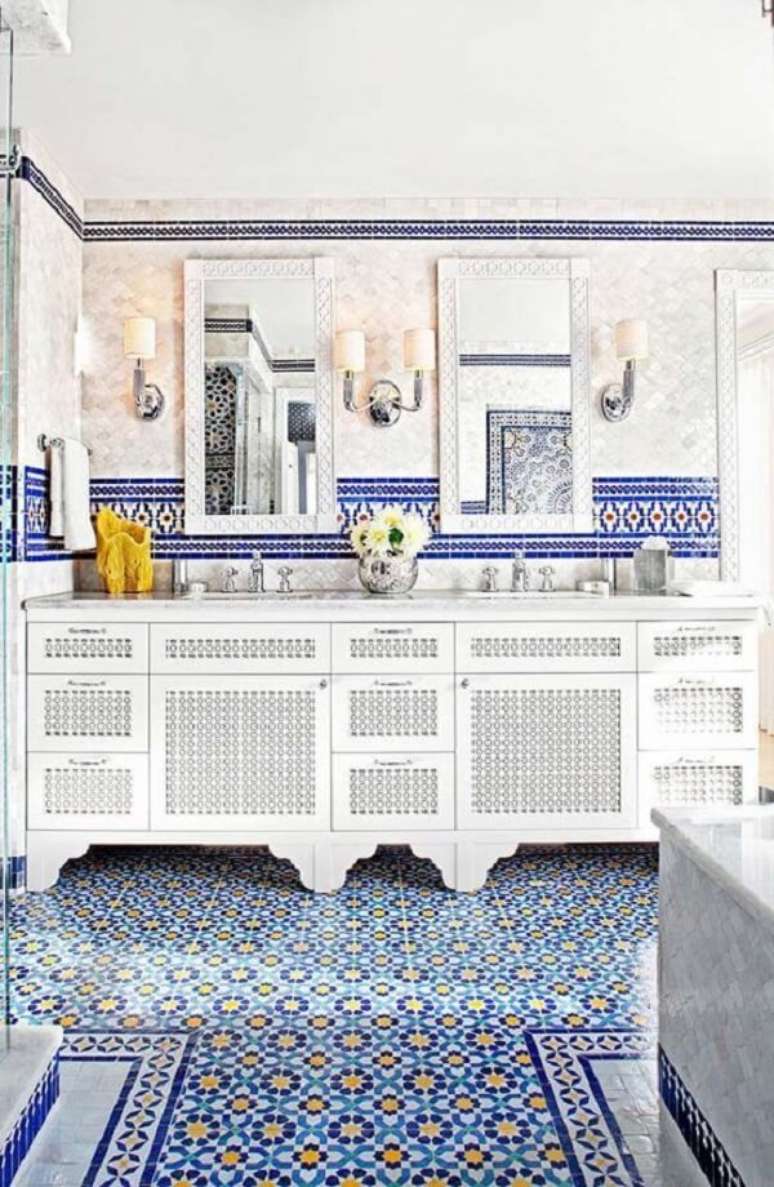 19. Os azulejos portugueses antigos invadem com estilo a decoração desse banheiro. Fonte: Pinterest