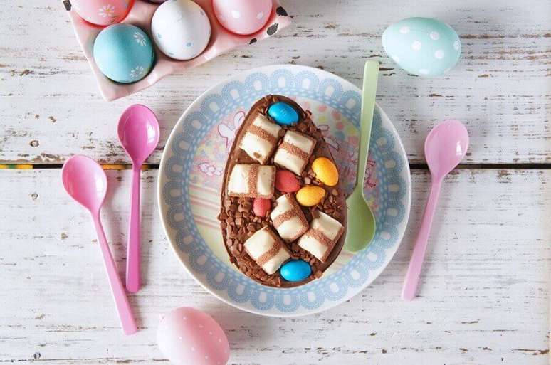 82. Invista em confetes coloridos para o seu ovo de p&aacute;scoa de colher &ndash; Foto: Muito Chique