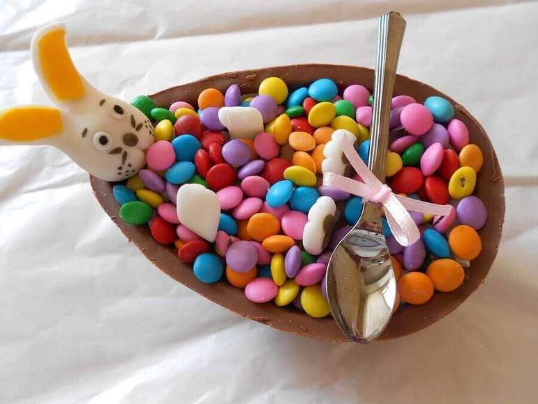 84. O ovo de páscoa de colher com coelhinho de pasta americana e confetes é uma excelente ideias para páscoa infantil – Foto: Doce Encanto