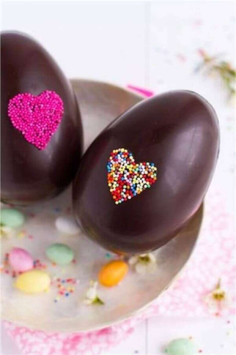 85. Casca de ovo de p&aacute;scoa decorado com confeitos coloridos em formato de cora&ccedil;&atilde;o &ndash; Foto: Carnets Parisiens