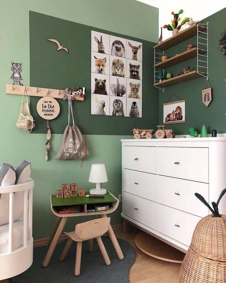 38. Paleta de cores verde para quarto infantil decorado com cômoda branca – Foto Pinterest